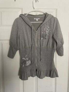 Peppe Peluso Gray Floral Embroidered Zip Hoodie with Cropped Sleeves and Gems